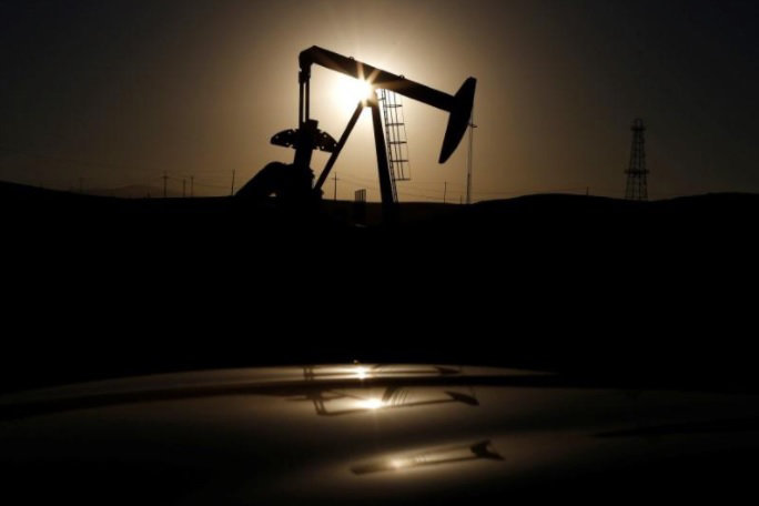 افت قیمت نفت با افزایش ذخایر نفت آمریکا و وحشت از تشدید کرونا