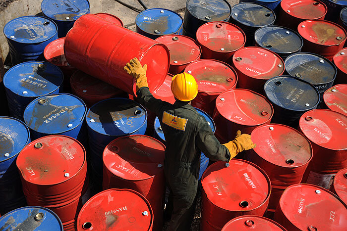 قیمت نفت خام با نگرانی از چشم‌انداز تقاضای جهانی افت کرد
